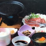 熱々鉄板であか牛を自分好みに焼いて楽しむ昼限定ランチ。だご汁・小鉢付きでお得に味わえます。
※11:00～15:00