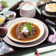 ステーキ・馬肉入りハンバーグ・グラタン・お子様膳・サラダ・スープなど。