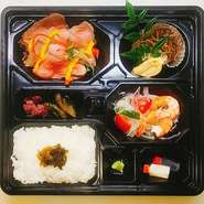 赤身がおいしく人気を博している「あか牛」をミディアムの焼き加減で和膳のお弁当に仕立てました。
海老と夏野菜のサラダ、小鉢などと共に、夏の涼味をご賞味下さい。
※焼き加減の指定はできません。