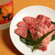 品質の良い肉を食べ放題にしています。小学生は割引があります