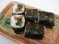 韓国のりを使用しております。　
細巻きなので食べやすいサイズです。