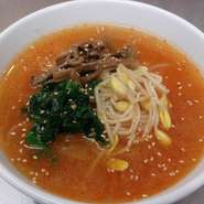 冷麺でなく温麺、味はピリ辛