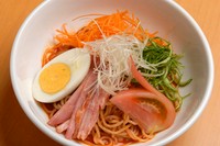 スープがないタイプの冷麺、ピリ辛です