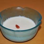 本当に手間をかけた一品です。杏仁の種からエキスを取り出しさわやかな甘さと香りにしたてています。