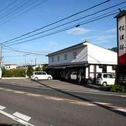 侘びと閑寂な雰囲気のある店内。信州そば処らしい風情の中で伝統の味わい、そば、うどんをご堪能下さい。