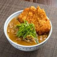 揚げたてサクサクのかつをのせた人気の組み合わせ