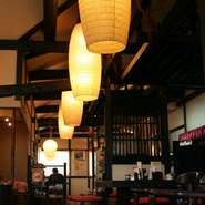 どことなく安心する和の空間でごゆっくりとお食事をお楽しみ下さい。