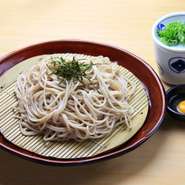 伝統の味わい、こだわりの蕎麦をお楽しみ下さい。 ※写真は、ざるそば