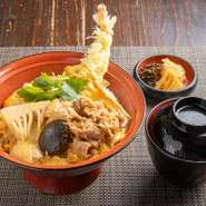 海老天、鶏肉、牛肉、椎茸、竹の子を玉子でとじた信濃路オリジナル丼