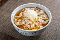 豚肉とねぎの甘みがおいしい新作麺は、ぶどう山椒との相性も良し