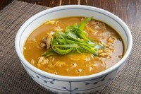 昆布と数種のかつお節から取る、和風だしと玉ねぎの甘みが引き立つ特製カレー出汁がうどんに良くあいます