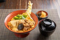 海老天、鶏肉、牛肉、椎茸、竹の子を玉子でとじた信濃路オリジナル丼