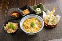 ミニ玉子とじうどん（そば）/日替り1品/豆腐/天ぷら/漬物/かやくご飯