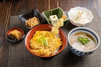 ミニ天とじ丼/日替り1品/豆腐/ミニサラダ/ミニ麺/漬物