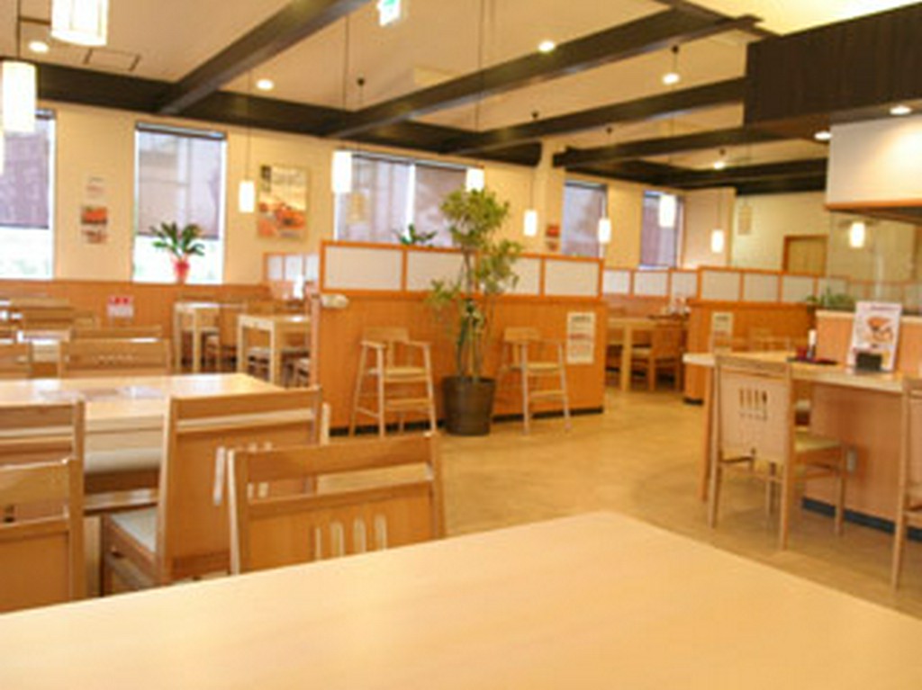 テーブル席のほか、堀りコタツ式の半個室座敷もございます。