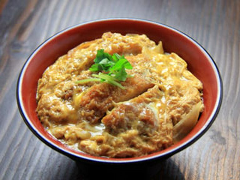 あつあつご飯の上にとろ〜り玉子の自慢のかつ丼