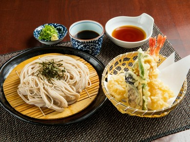 あつあつ天ぷらと冷たいざるそばの相性抜群！天ざるそば。