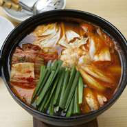 辛い鍋は冬に一番。プリプリのてっちゃんが美味しい！鍋の後は雑炊３００円で承ります！