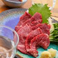 独自のルートで仕入れる鮮度抜群の馬刺しは絶品です。