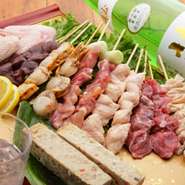 お店で串打ちする本格焼き鳥。軟骨入りつくねは特に人気！