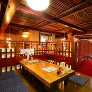 靴を脱いでくつろげる座敷席。テレビもあるのでスポーツ観戦もできますよ！