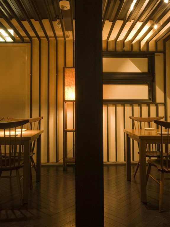 テーブル席は個室の造り。