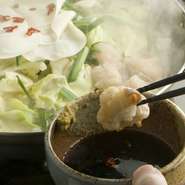 酢じょうゆにつけていただくもつ鍋