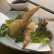 人気NO1メニュー！　手羽先と餃子の見事なコラボレーション。自家製酢じょうゆにつけてお召し上がり下さい。