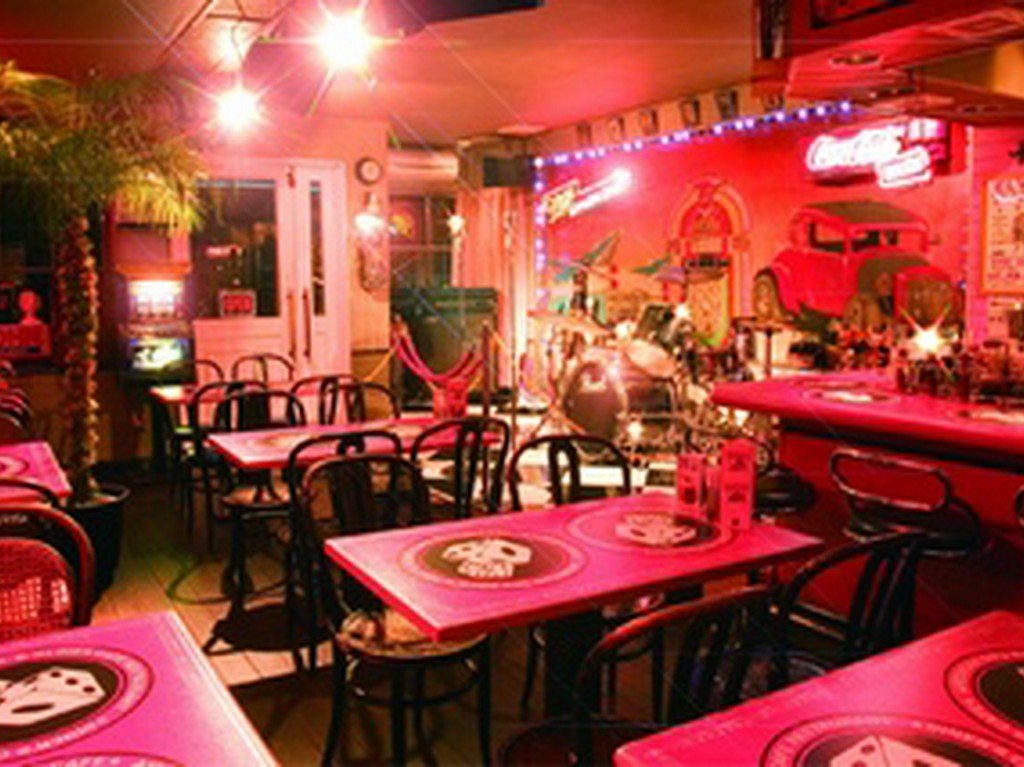 ステージを利用して色々な演出、演奏が可能です、オリジナルなパーティを是非！