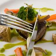 1979年創業のカジュアルフレンチのお店です。ダウンライトで落ち着きのある照明はちょっと彩る日のお食事に最適。身体に優しく季節を感じる料理をご用意しています。