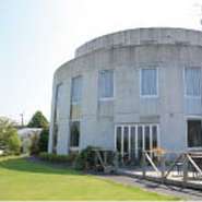 田園の中に佇む「フレンチレストラン　魚座」。自然豊かなロケーションの中一皿一皿、シェフが心を込めて作ったお料理で、ゲストの皆様をおもてなし致します。