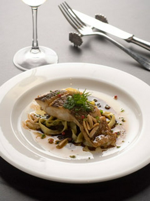 天然真鯛のポワレ　バルサミコソース