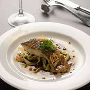 オードブル
スープ
本日の魚料理
お口直しのグラニテ
本日の肉料理
デザート
珈琲 

