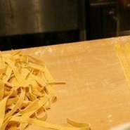 人気のパスタは粉から手打ち麺を作ります。