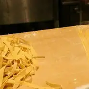 当店人気のパスタは、粉から手打ちで作っております。もちもちの麺がソースによく絡みます。是非一度ご賞味ください。