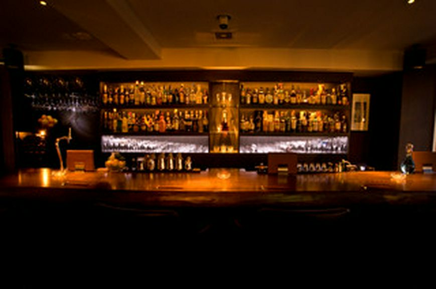 本格的なバーカウンターを備えたカウンター席