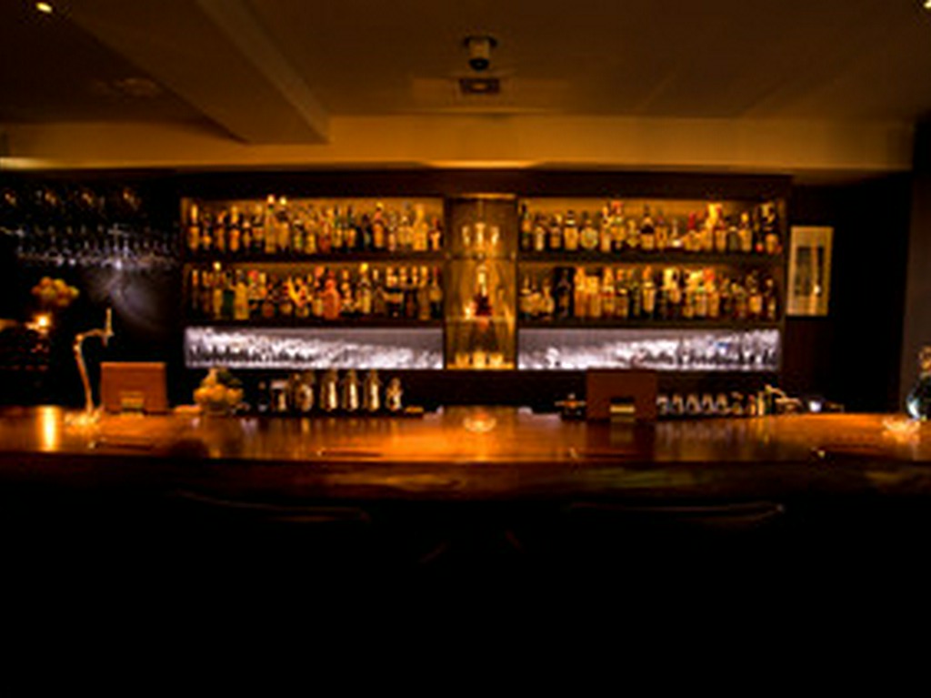 本格的なバーカウンターを備えたカウンター席