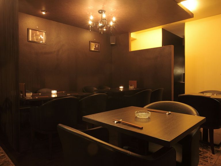 黒を基調としたシックなスペースのボックス席