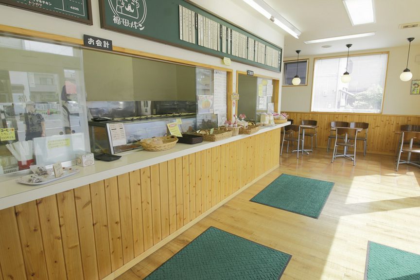 通勤、通学途中で立ち寄るお客様も多くいらっしゃいます