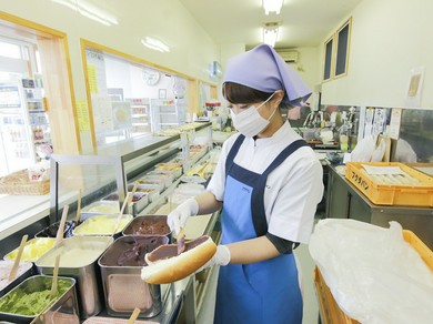 サンドを作る過程を見て楽しむお子様の姿も