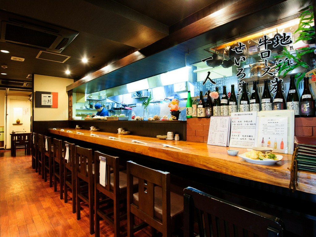 9席あるカウンター席