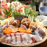 JR東海道本線三ノ宮駅から徒歩5分と、デート帰りに立ち寄るのに便利です。毎日仕入れる旬の魚を、「お造り」「煮付け」「お鍋」など、様々な料理方法で用意してもらえるのがうれしいお店です。