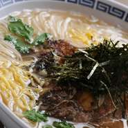 鯛の優しい風味が溶け込んでいます。お酒飲んだあとなどにも食べたくなる、ほっとする一杯。