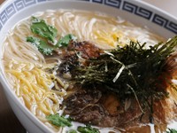 鯛の優しい風味が溶け込んでいます。お酒飲んだあとなどにも食べたくなる、ほっとする一杯。