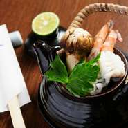 旬の高級食材を使用した逸品。松茸の香りとハモの食感を一度に楽しめます。