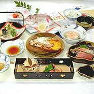 ３０００円　４０００円　５０００円　６０００円
しっかりした日本料理お祝い料理でおもてなし致します