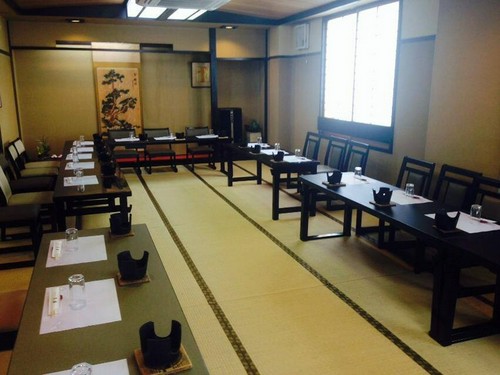 イス・テーブルでのご会食も承ります