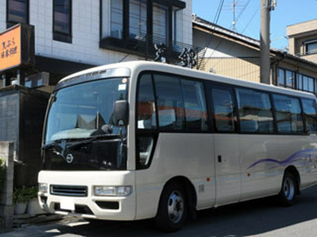 マイクロバスによる送迎も可能。法事や慶事の際にも是非どうぞ。