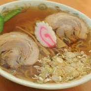 チャーシュー、メンマ、さやインゲン、ナルト、ネギがトッピングされてます。