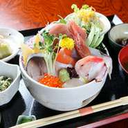 新鮮な魚介類をふんだんに使った海鮮丼。味噌汁、サラダ、小鉢、おしんこ、ドリンク付